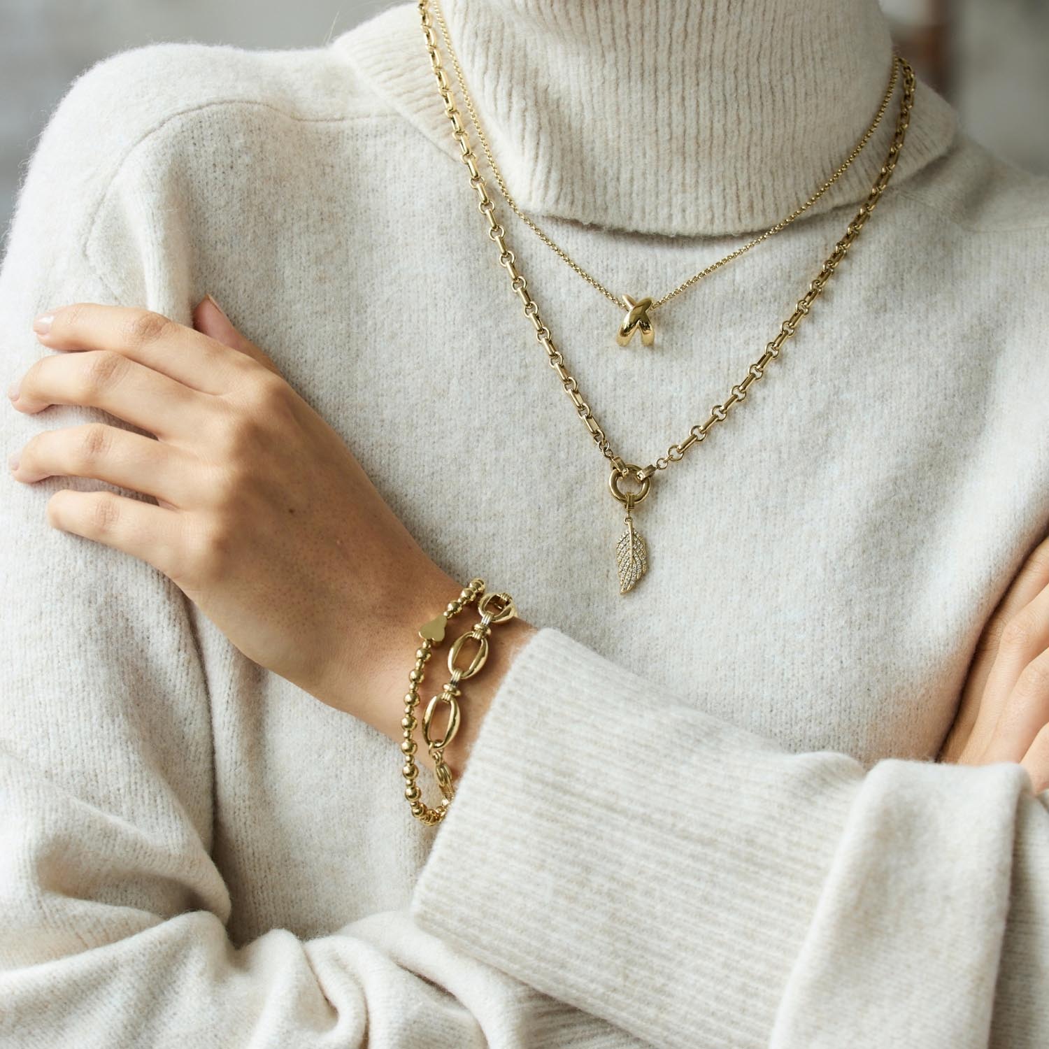 Frau trägt goldene Halskette SOPHIE mit Anhängern und Armband
