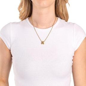 Frau traegt goldene Halskette SOPHIE an weissem Shirt