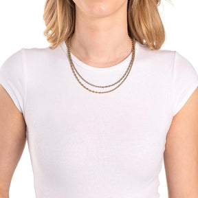 Frau traegt Halskette SABRINA um den Hals, weisses Shirt