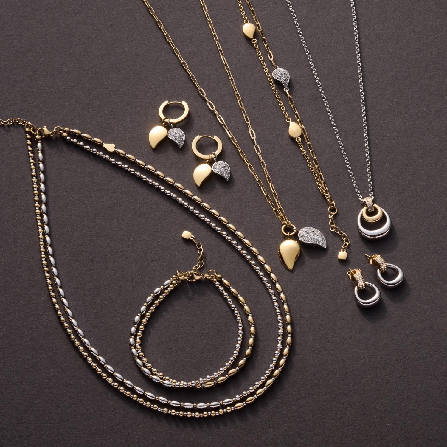 Armband SABRINA und Schmuckset aus Edelstahl in Bicolor auf grauem Hintergrund