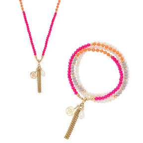 Halskette SOLERA und Armband aus rosa, orangefarbenen und weißen Glasperlen mit goldenen Kettenanhängern