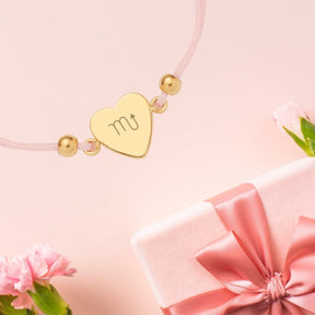 Armband BELLA gold mit Gravur auf rosa Untergrund, Geschenkbox mit Schleife