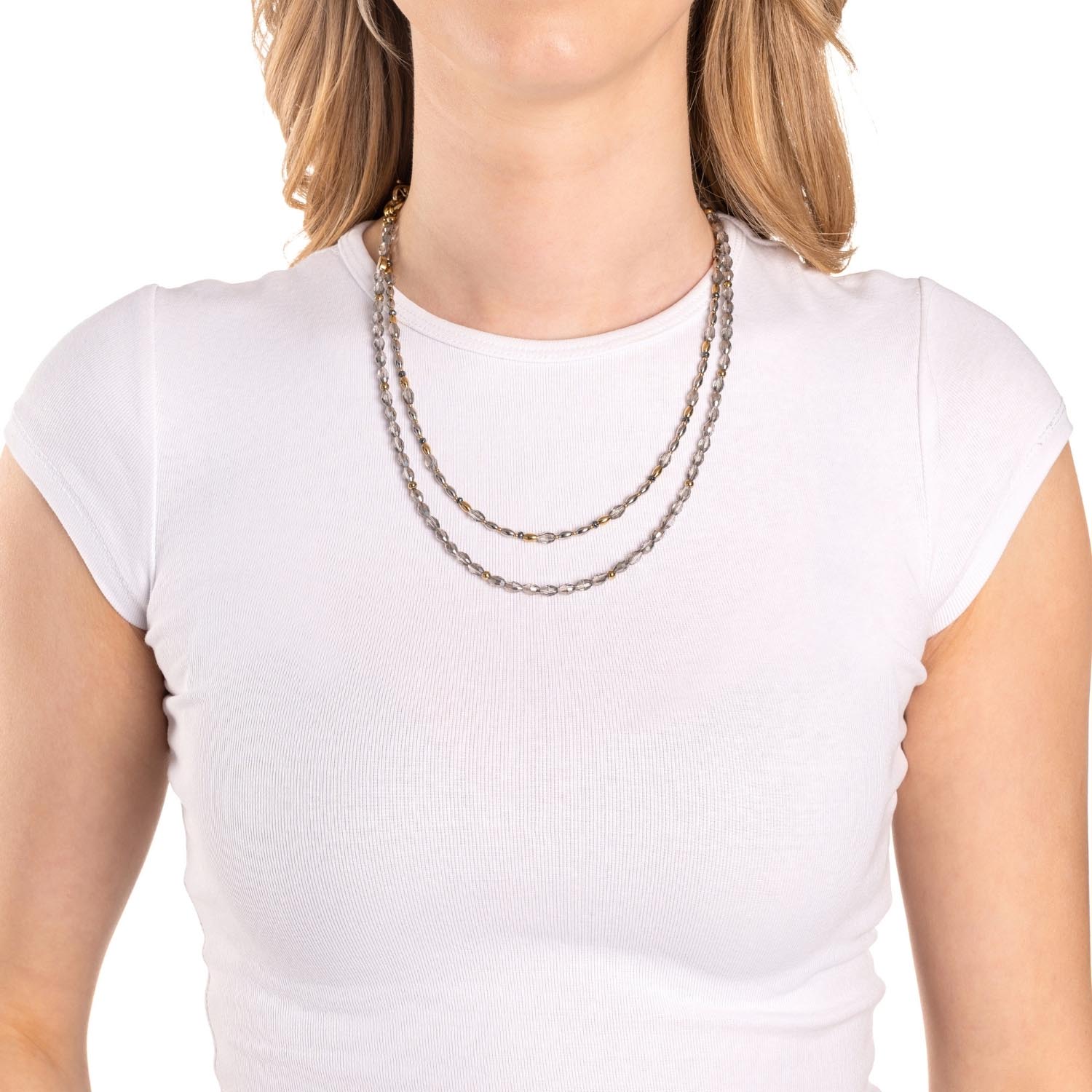 Frau traegt Halskette AGNETA in gold um den Hals, weisses Shirt