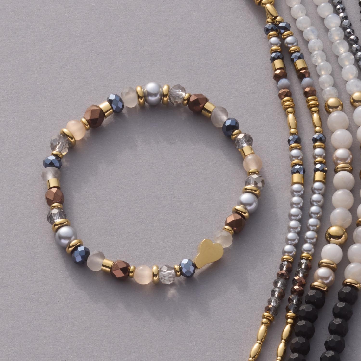 Armband SYLVIE mit Glasperlen in Grau, Creme und Gold sowie Vergleichsmuster weiterer Farbvarianten