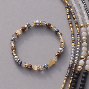 Armband SYLVIE mit Glasperlen in Grau, Creme und Gold sowie Vergleichsmuster weiterer Farbvarianten