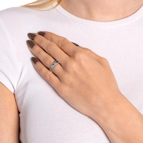 Ring DARIA 19 an der Hand einer Frau getragen
