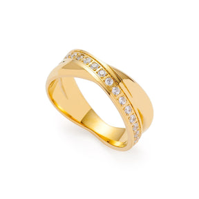 Ring DARIA 18 gold mit Zirkonia-Steinen auf weißem Hintergrund