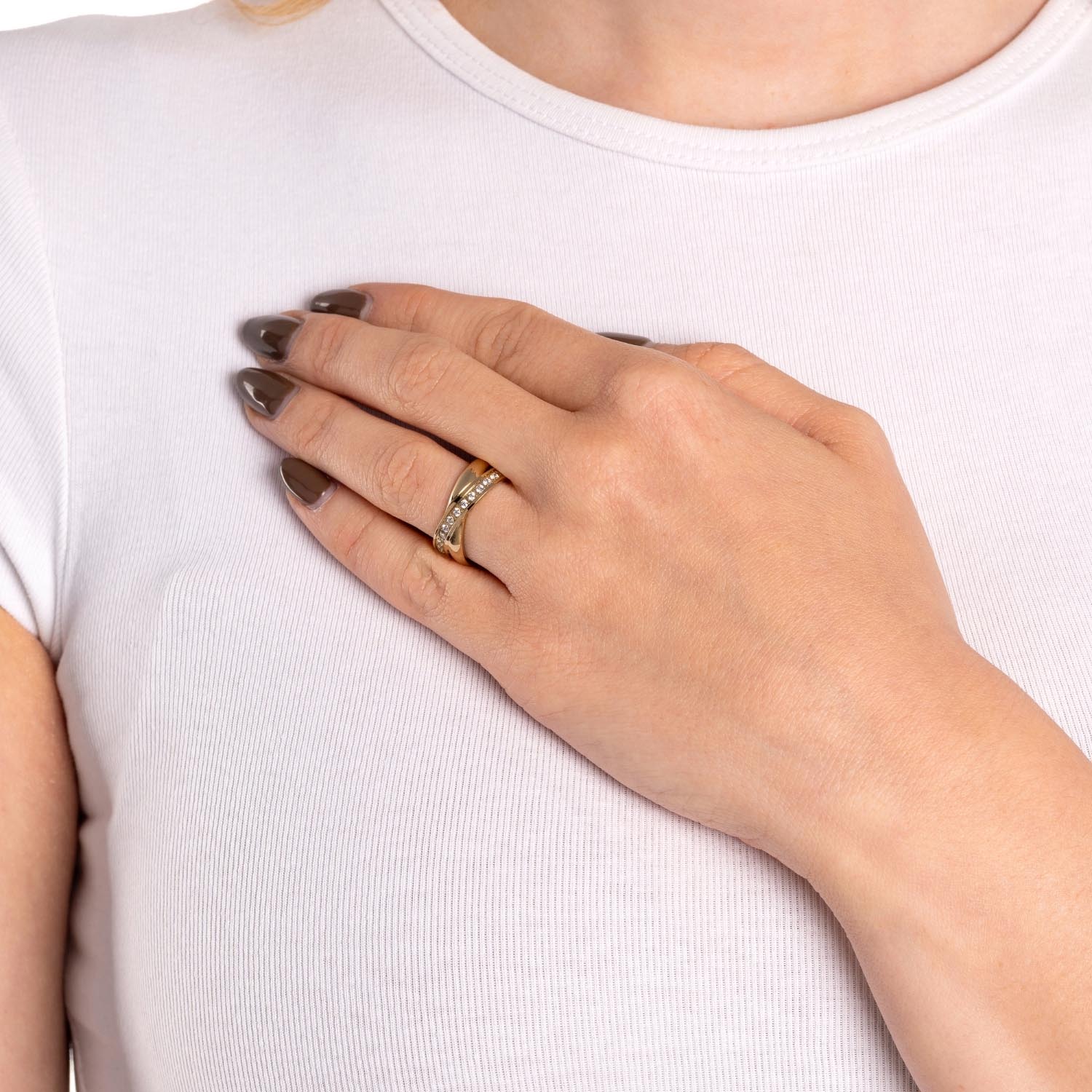 Ring DARIA 18 gold an Frauenhand getragen, weiße Bluse