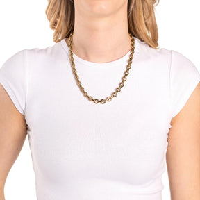 Frau traegt goldene Halskette NALA 50 cm, weisses Shirt