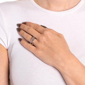 Frau traegt silbernen Ring BELLE 20 an der Hand