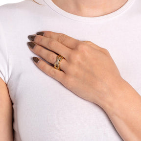 Frau trägt goldenen Ring BELLE 19 an der Hand
