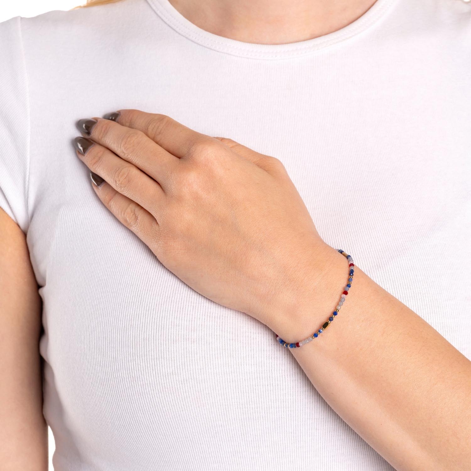 Frau traegt mehrfarbiges Armband ALSION CIAO am Handgelenk