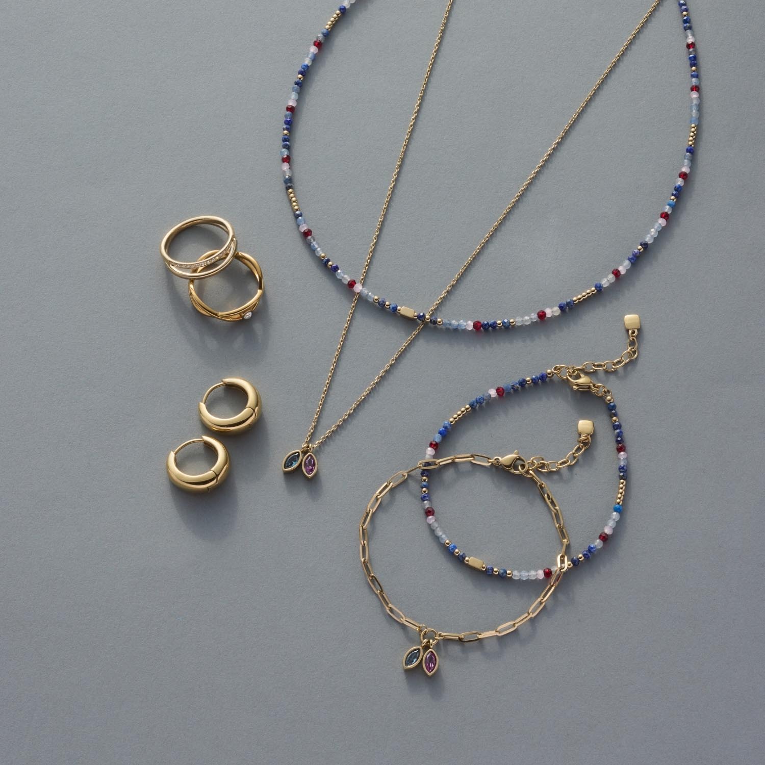 Schmuckset mit Armbändern, Halsketten und Ringen in Gold und mehrfarbigen Perlen