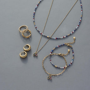 Schmuckset mit Armbändern, Halsketten und Ringen in Gold und mehrfarbigen Perlen