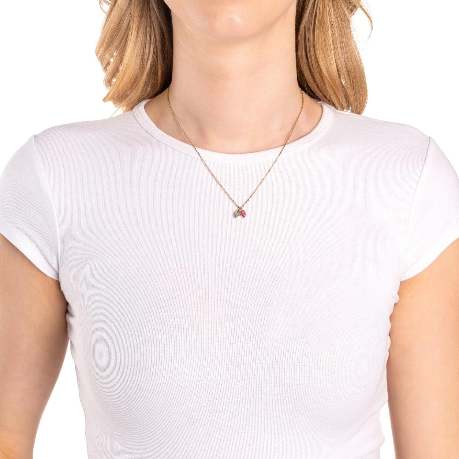 Frau trägt weiße Bluse mit Halskette MAY 42 cm CIAO