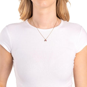 Frau trägt weiße Bluse mit Halskette MAY 42 cm CIAO