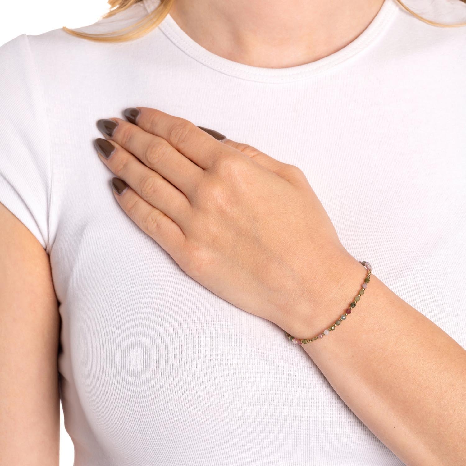 Frau trägt Armband FINJA CIAO mehrfarbig am Handgelenk