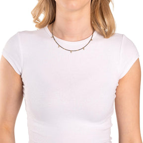 Halskette ANNA 42 cm CIAO getragen von Frau mit weißem T-Shirt