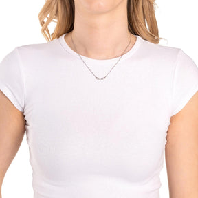 Frau traegt silberne Halskette TINI 42 cm CIAO am Hals, weisses T-Shirt