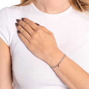 Frau traegt silbernes Armband TINI CIAO am Handgelenk, weisses T-Shirt