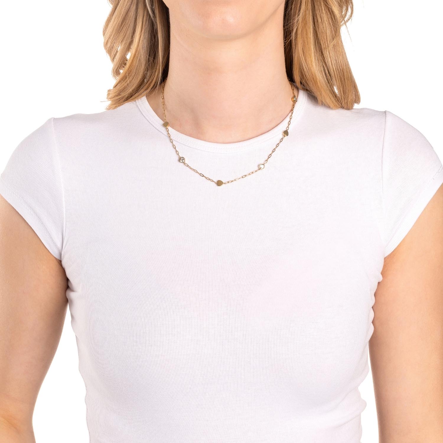Frau traegt goldene Halskette CHRISTIE am Hals, weisses T-Shirt