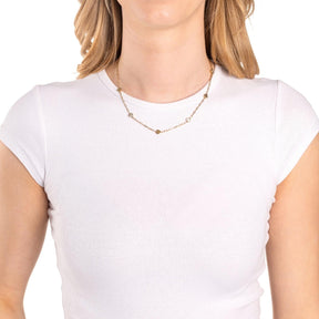 Frau traegt goldene Halskette CHRISTIE am Hals, weisses T-Shirt