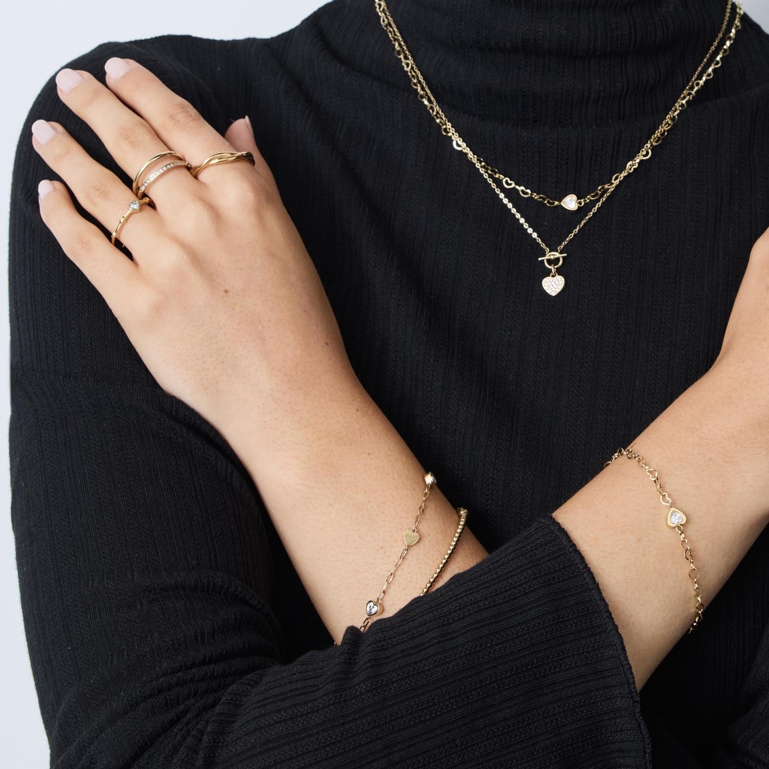 Frau traegt goldenes Armband CHRISTIE mit Perlen an der Hand