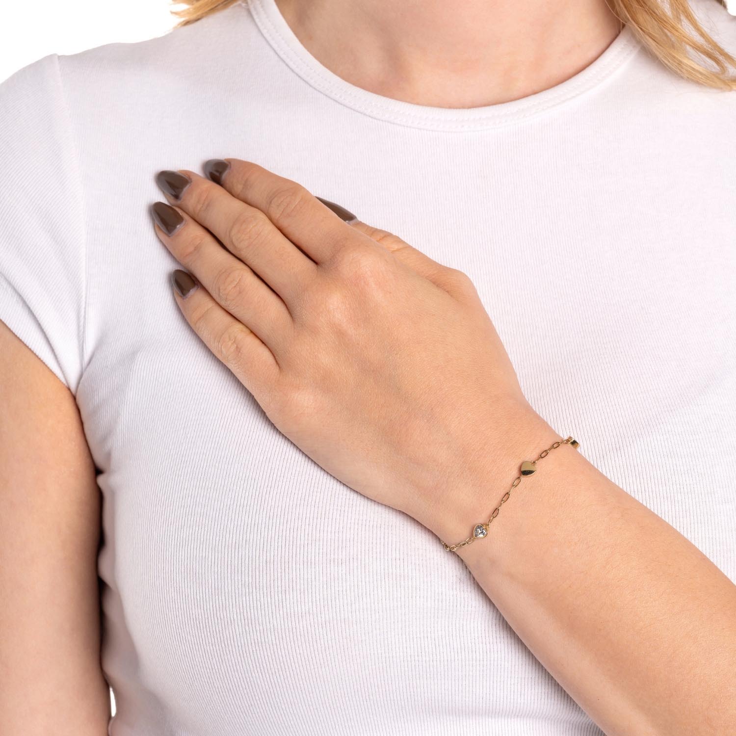Frau trägt goldenes Armband CHRISTIE am Handgelenk