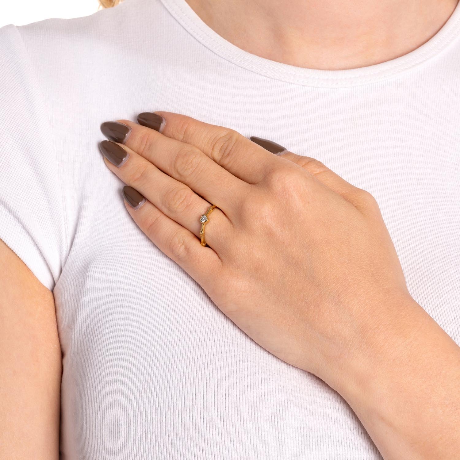 Frau traegt Ring CHRISTIE 17 gold an der Hand, Nahaufnahme