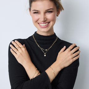Frau trägt Halskette JULY 42 cm CIAO mit Armband und Ringen