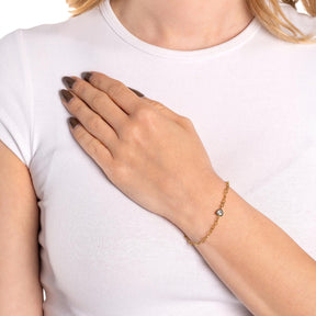 Frau traegt Armband JULY CIAO am Handgelenk, mehrfarbig