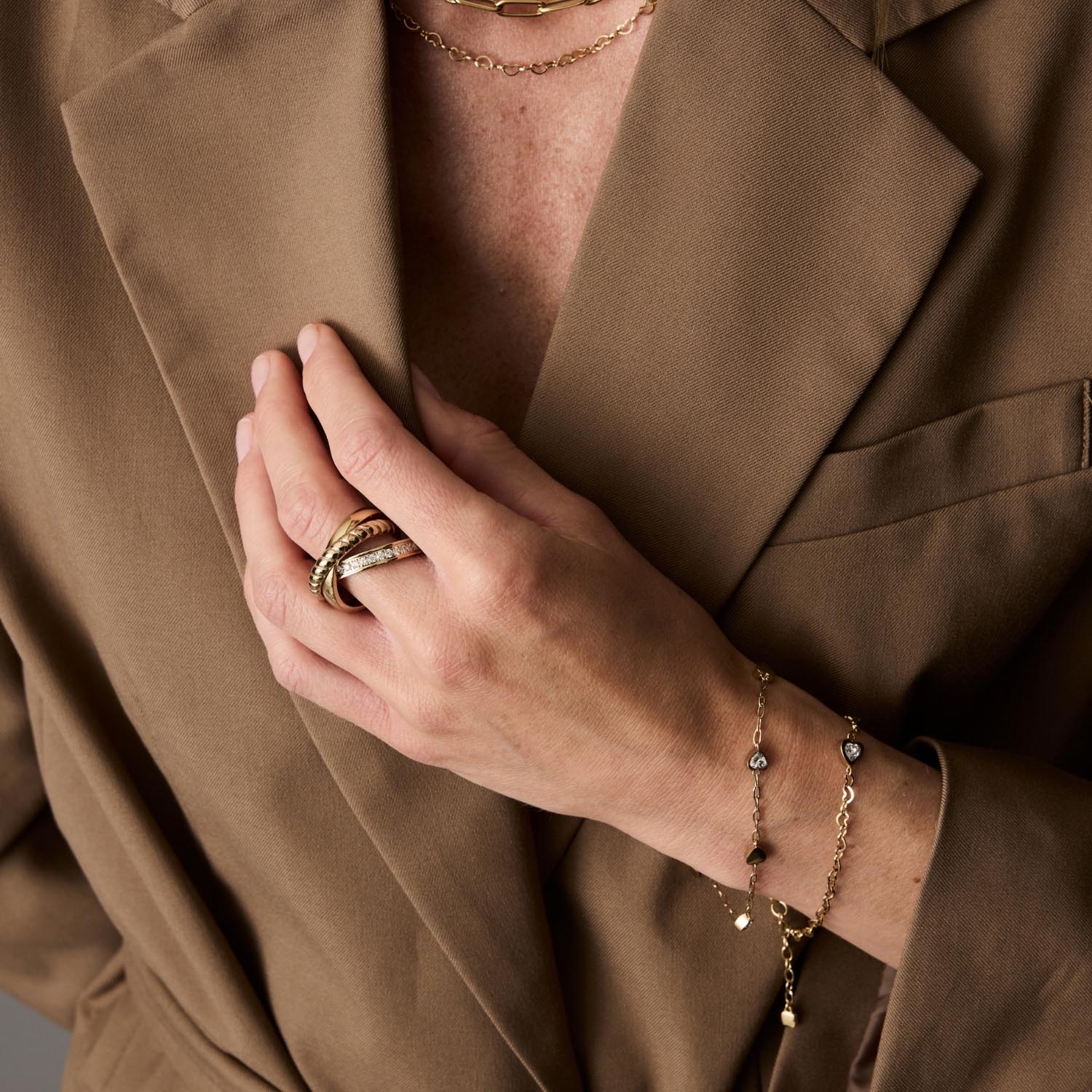 Armband JULY CIAO mehrfarbig an Frauenhand, getragen mit Ring und Halskette