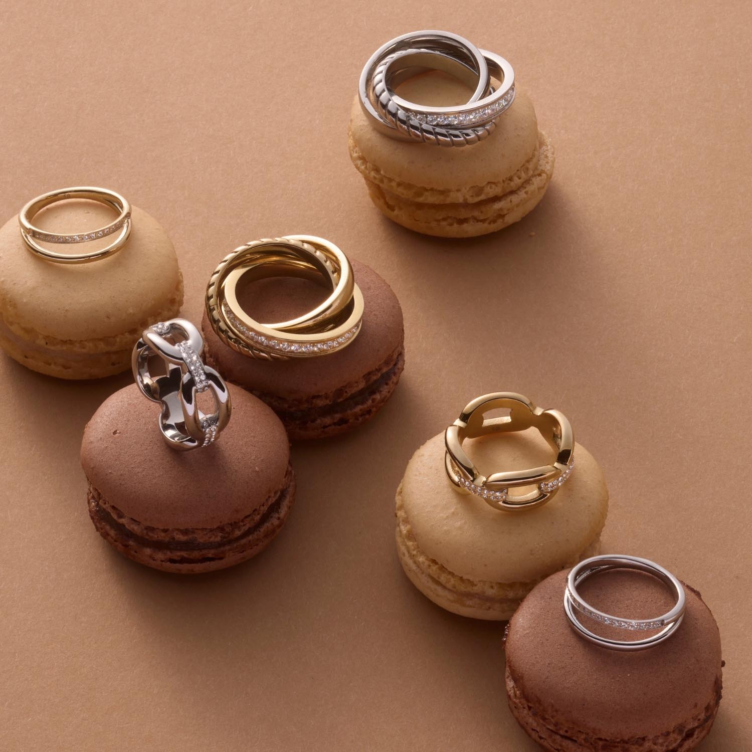 Ring TINI 17 CIAO auf Makronen vor beigem Hintergrund