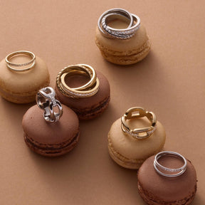 Ring TINI 17 CIAO auf Makronen vor beigem Hintergrund