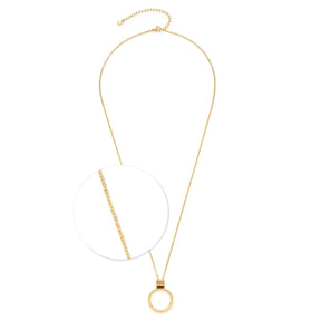 Halskette VERA gold mit rundem Anhänger und Detailausschnitt der Kette