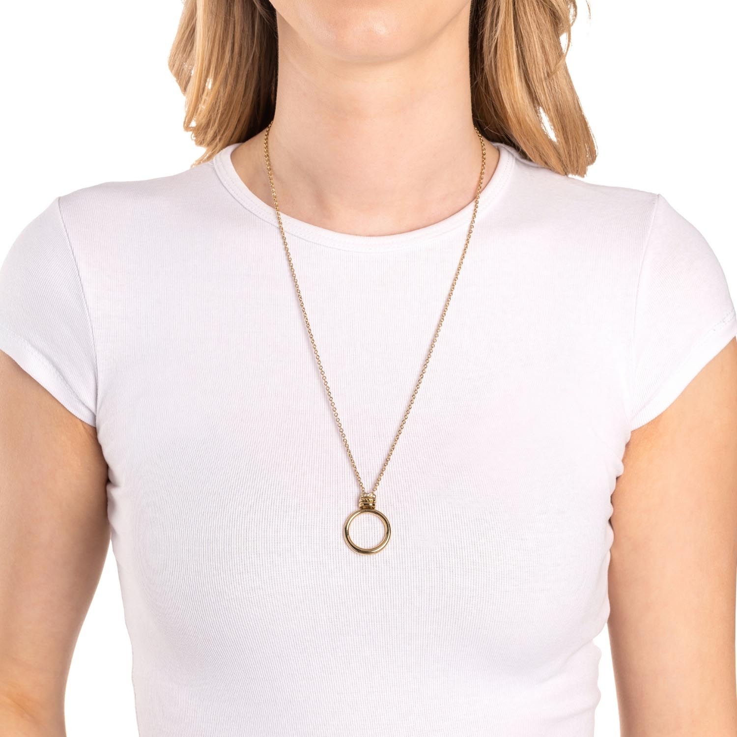 Frau trägt Halskette VERA 60 cm gold Clip & Mix an weißem Oberteil