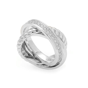Ring VERA 17 aus Silber mit Diamanten auf weißem Hintergrund