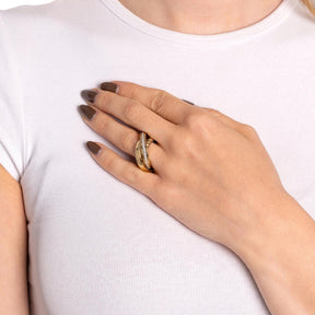 Ring VERA 17 gold an Hand einer Person getragen