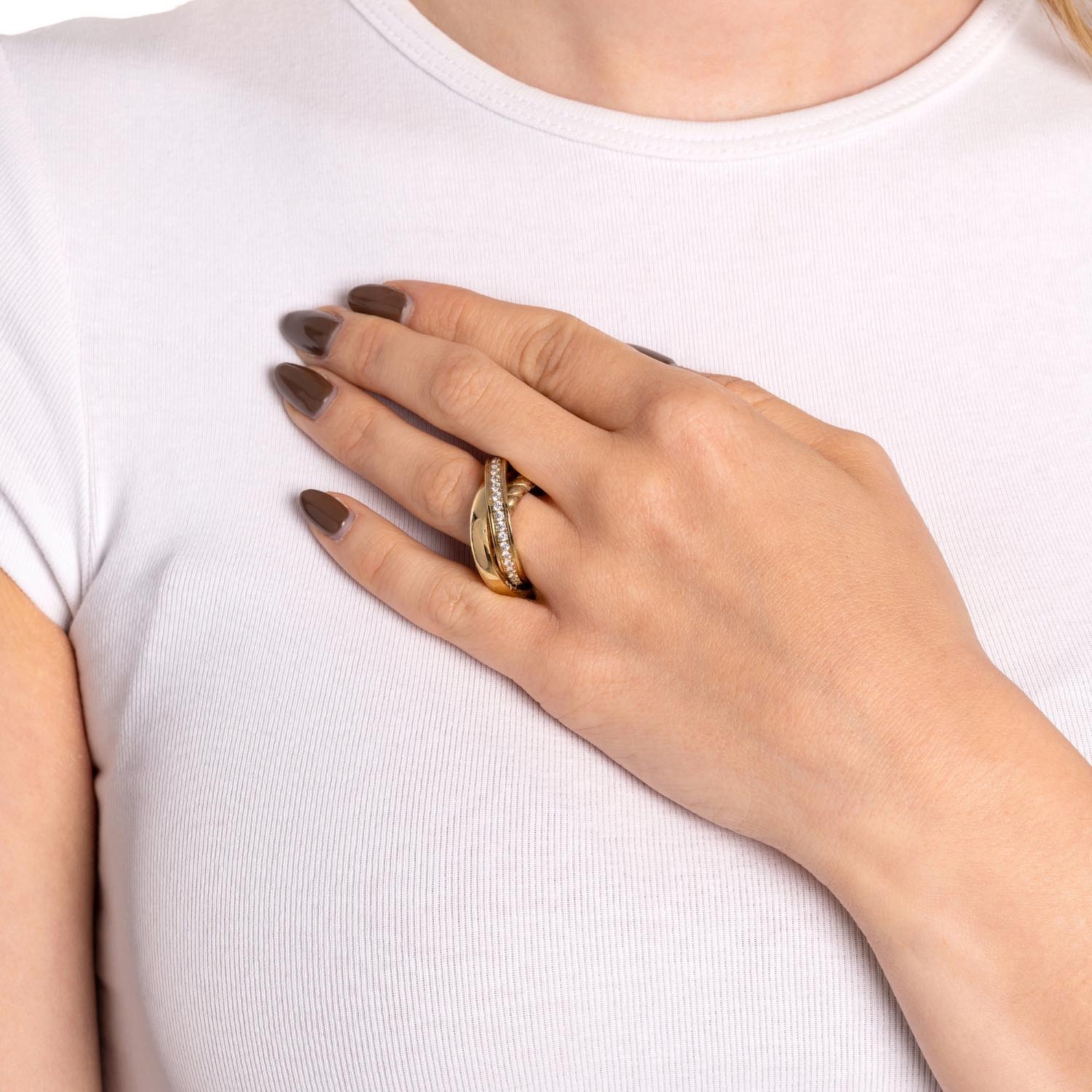 Ring VERA 18 gold an Hand einer Person getragen