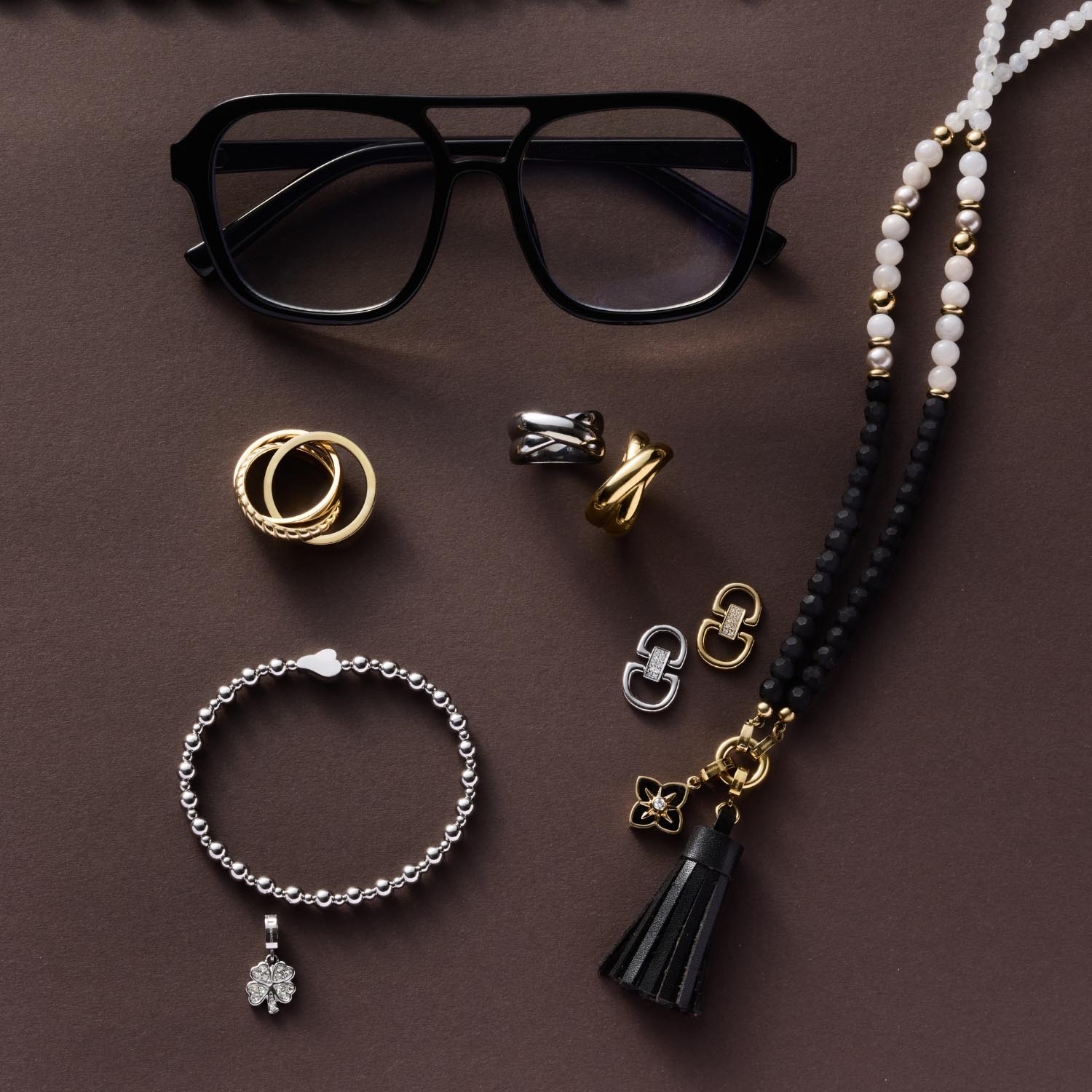 Halskette HOLLY 80 cm Clip & Mix mit Schmuckzubehör und Brille auf braunem Untergrund