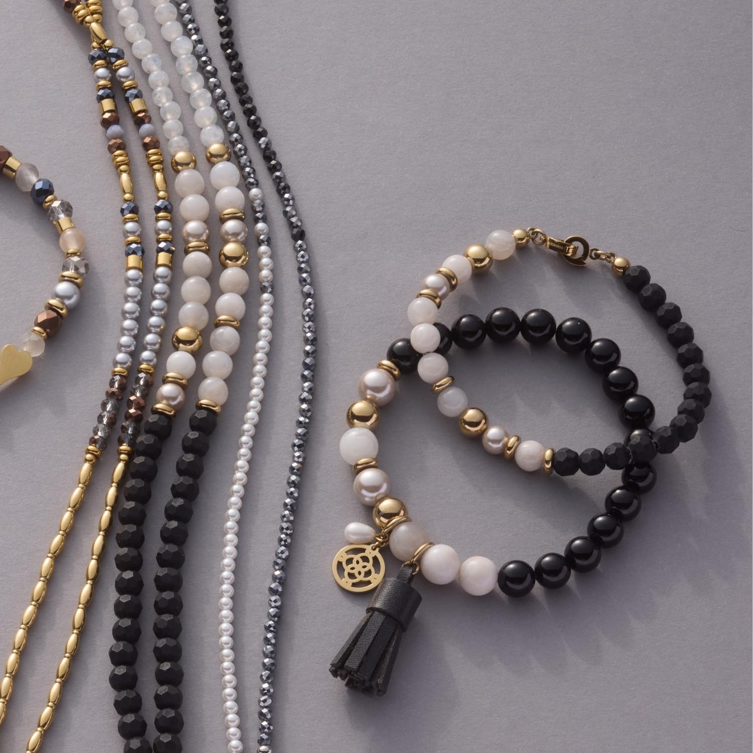 Armband HOLLY Clip & Mix in Schwarz, Weiß und Gold mit Perlen und Quasten