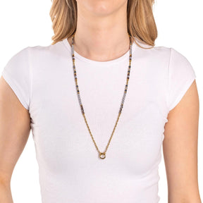 Frau mit weißem T-Shirt trägt goldene Halskette CINDY 70 cm