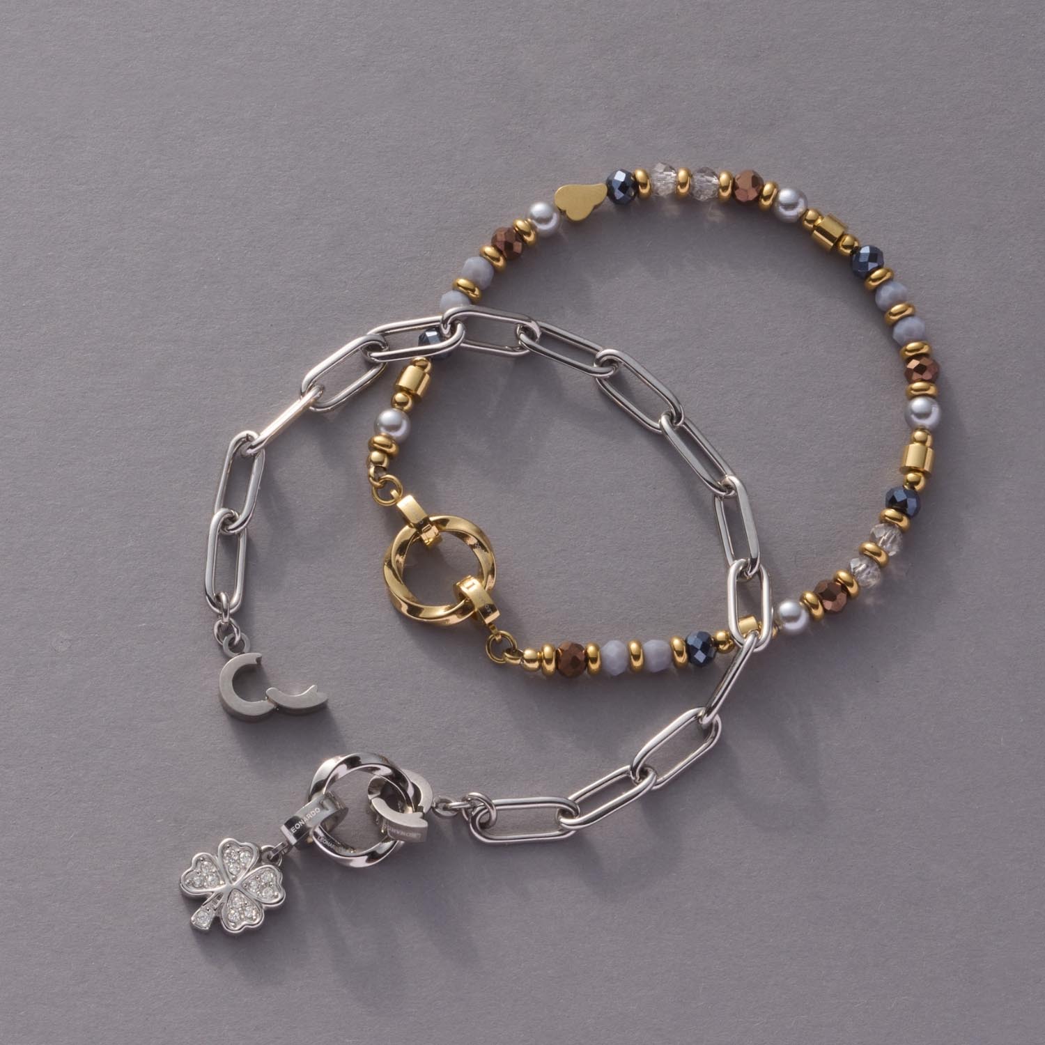 Armband CINDY Clip & Mix mit Kettengliedern und Perlenclips auf grauem Untergrund