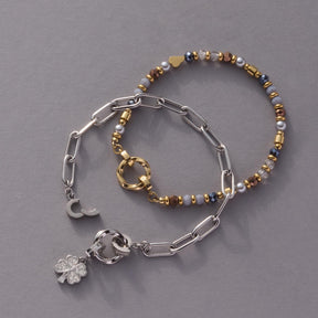 Armband CINDY Clip & Mix mit Kettengliedern und Perlenclips auf grauem Untergrund