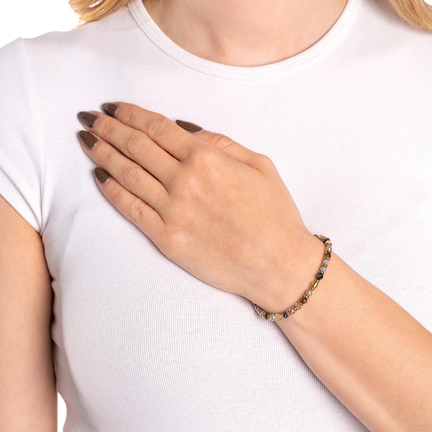 Frau traegt mehrfarbiges Armband CINDY Clip & Mix an Handgelenk, weisse Oberbekleidung
