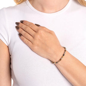 Frau traegt mehrfarbiges Armband CINDY Clip & Mix an Handgelenk, weisse Oberbekleidung