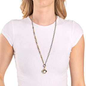 Frau traegt Set HILDE 70 cm Clip & Mix um den Hals