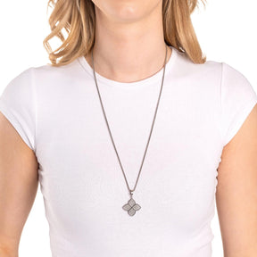 Frau traegt Anhänger FANNY Clip & Mix an silberner Kette