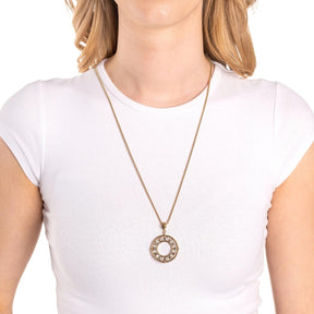 Frau trägt weißes T-Shirt mit Anhänger TAMARA Clip & Mix an Kette
