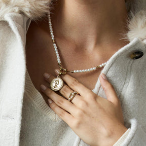 Frau traegt Anhänger LISBETH Clip & Mix an Perlenkette mit Ringen an Hand